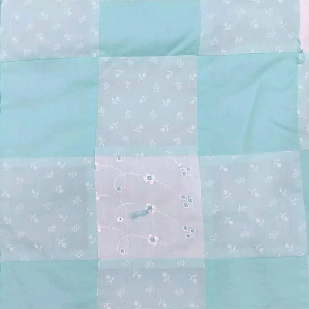 Handmade Sunbonnet Sue Dutch Girl Patchwork Baby Quilt Turquoise White 40 X 49